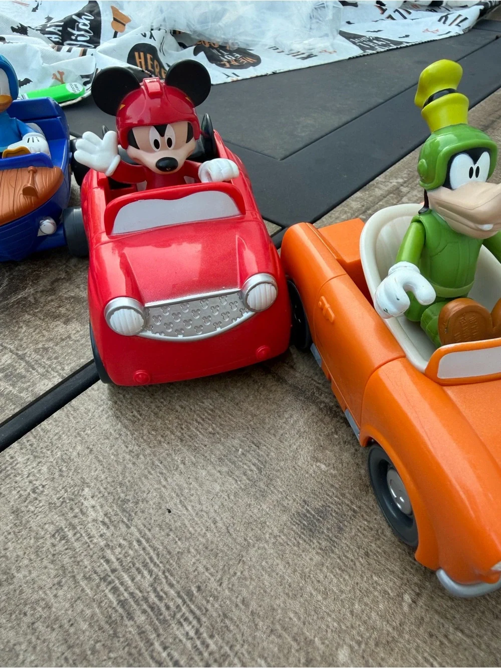 Mickeys Roadster racers 2-in1 transforming cars- set of three